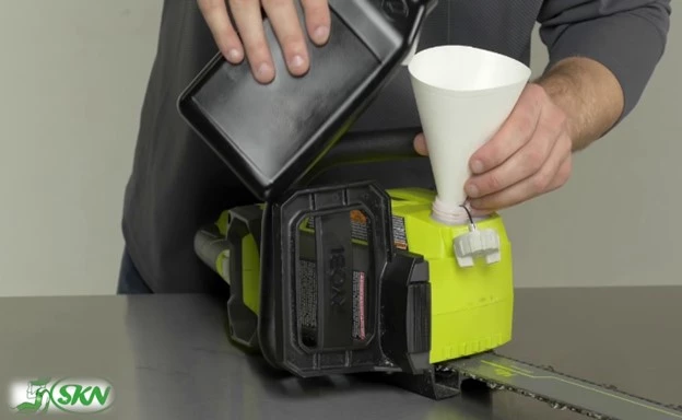 fill oil in tank + پر کردن مخزن روغن اره